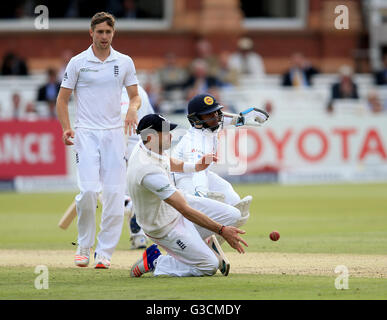 L'Angleterre James Anderson tente de s'exécuter hors du Sri Lanka Kasul Mendis durant la deuxième journée de l'Investec troisième test match à Lord's, Londres. Banque D'Images