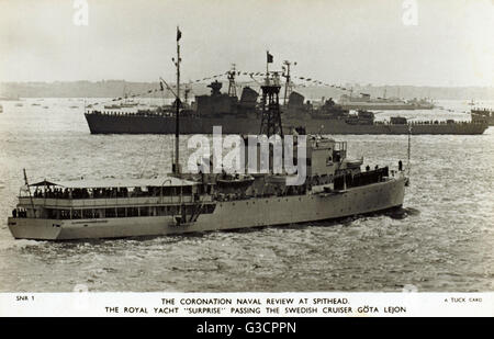 Coronation Naval Review à Spithead - Royal Yacht surprise Banque D'Images