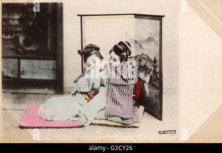 Japon - deux filles Geisha chuchotent l'une à l'autre Banque D'Images