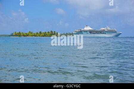 Bateau de croisière avec un îlot tropical à l'horizon, l'île de Huahine, l'océan Pacifique, Polynésie Française Banque D'Images