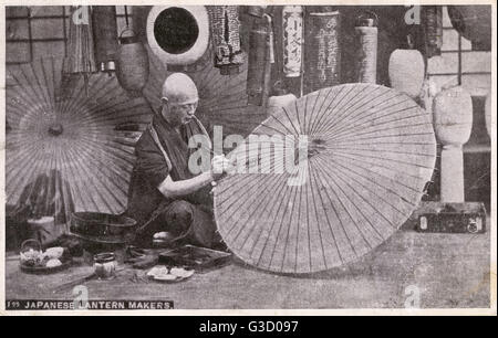 Japon - ouvrier du papier - fabrication de parasols et de lanternes Banque D'Images