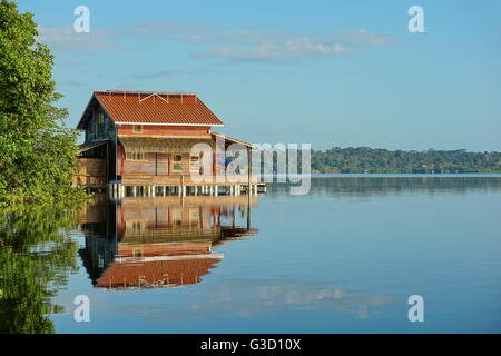 La maison tropical en bois sur pilotis sur l'eau calme dans une baie, l'archipel de Bocas del Toro, Panama, la mer des Caraïbes, l'Amérique centrale Banque D'Images