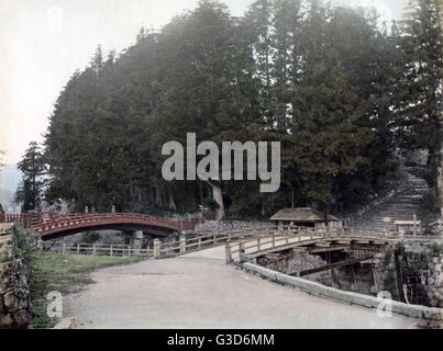 Le pont laqué ou sacré, près de Nikko, Japon, vers 1880s Banque D'Images