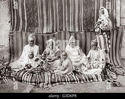 Groupe de femmes et d'enfants noirs algériens, vers 1890 Banque D'Images
