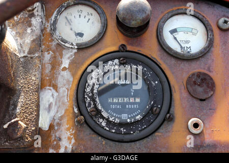 Le proofmeter, jauge de carburant, indicateur de température et sur un Super vintage 95 Tracteur Massey Ferguson. Banque D'Images