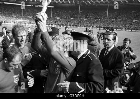Pour la Coupe du Monde 1966 - Final - Angleterre - l'Allemagne de l'Ouest 4-2 - Bobby Moore (FRA) avec le trophée. Dans le monde d'utilisation | Banque D'Images