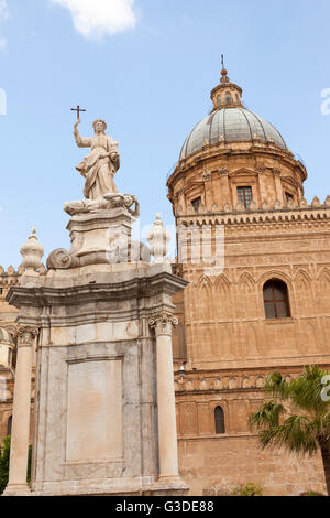 Coupole de la cathédrale de Palerme et statue de Saint Rosalia, Palerme, Sicile, Italie Banque D'Images