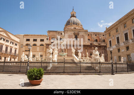 Fontana Pretoria et l'église de Santa Caterina, la Piazza Pretoria, Palerme, Sicile, Italie Banque D'Images