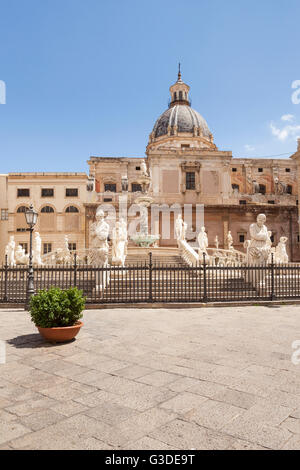 Fontana Pretoria et l'église de Santa Caterina, la Piazza Pretoria, Palerme, Sicile, Italie Banque D'Images