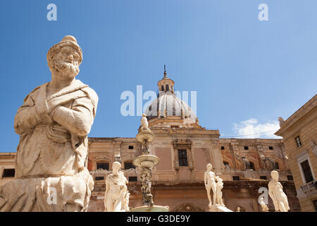 Fontana Pretoria et statues de l'église de Santa Caterina, la Piazza Pretoria, Palerme, Sicile, Italie Banque D'Images