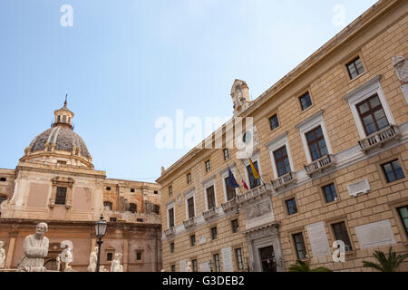 L'église Santa Caterina, l'hôtel de ville et une partie de la fontaine Pretoria, la Piazza Pretoria, Palerme, Sicile, Italie Banque D'Images