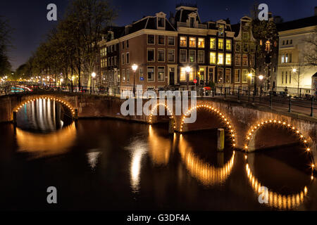 Photo de nuit du coin de Keizersgracht et Leidsegracht à Amsterdam, Pays-Bas. Banque D'Images