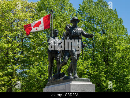 War Memorial et drapeau du Canada à Charlottetown, Prince Edward Island, Canada. Banque D'Images