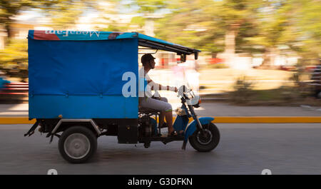 Livré rapidement avec un tuk tuk scooter à Cuba Banque D'Images