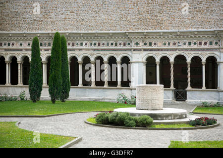 Italien, Rom, Päpstliche Erzbasilika San Giovanni in Laterano (auch), Lateranbasilika Kreuzgang des Klosters der Lateranbasilika Banque D'Images