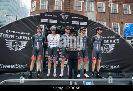 Croydon, London, UK. 7 juin 2016. Pearl Izumi Tour Série 9 Série soir course à travers le centre de Croydon. Banque D'Images