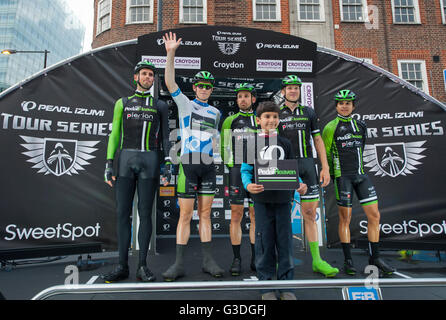 Croydon, London, UK. 7 juin 2016. Pearl Izumi Tour Série 9 Série soir course à travers le centre de Croydon. Banque D'Images