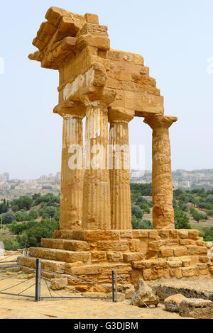 Temple de Castor et Pollux dans la Vallée des Temples (Valle dei Templi), Agrigente, Sicile, Italie Banque D'Images