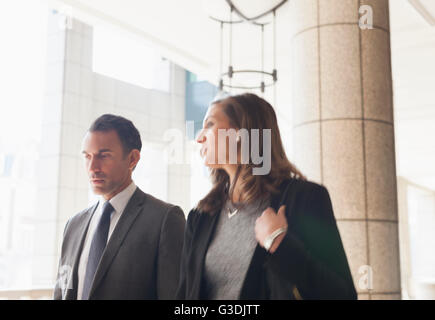 Corporate businessman and businesswoman talking et la marche à l'extérieur Banque D'Images