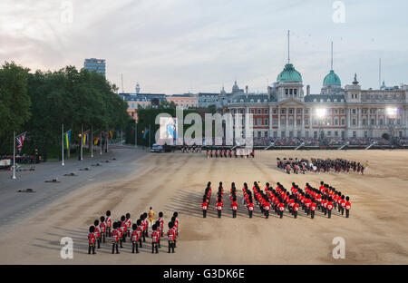 Horse Guards Parade, Londres, Royaume-Uni. 9 juin 2016. Battre en retraite et les concerts, un défilé militaire soirée extravaganza. Banque D'Images