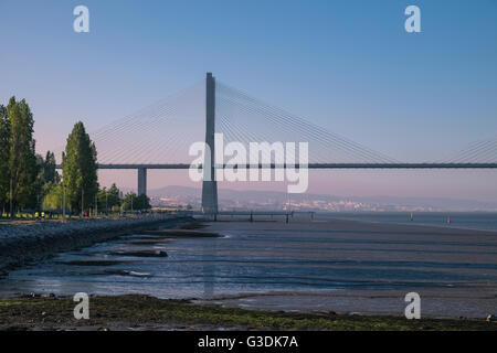 Pont Vasco da Gama (Ponte Vasco da Gama) s'étend sur le Tage dans la région de Parque das Nações, Lisbonne, Portugal Banque D'Images