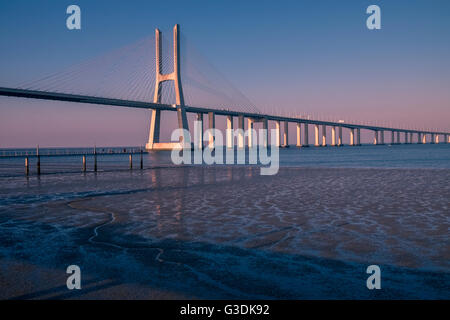 Pont Vasco da Gama (Ponte Vasco da Gama) s'étend sur le Tage dans la région de Parque das Nações, Lisbonne, Portugal Banque D'Images