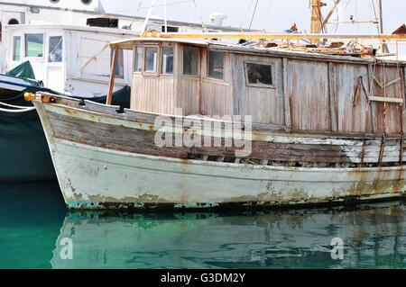 Ancien navire de pêche en bois abandonnés sur le port Banque D'Images