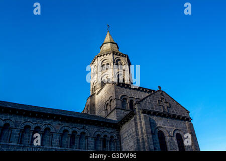 Basilique notre Dame d'Orcival. Parc naturel régional des volcans d'auvergne. Puy de Dôme. Auvergne Rhone Alpes. France Banque D'Images