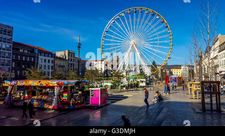 Grande roue d'une fête foraine à Clermont-Ferrand, Auvergne, France, Europe Banque D'Images