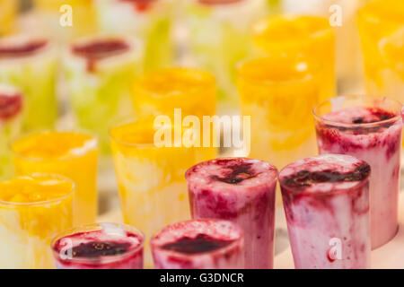 Smoothies aux fruits surgelés avec différents fruits mélangés frais servi dans des grands verres, petite douceur d'été Banque D'Images