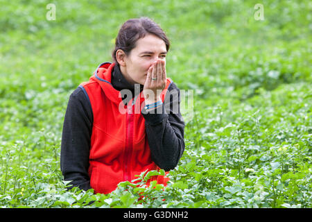 Femme dans le jardin d'herbes herbe de plantes aromatiques dame sentant les plantes jardin d'herbe de femme Banque D'Images