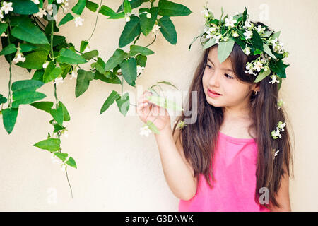 Petite fille aux fleurs Banque D'Images