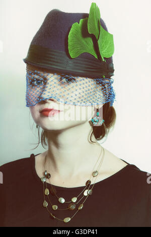 Portrait of beautiful young girl wearing hat avec voile. Retro style Banque D'Images