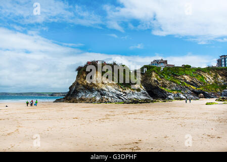 L'Île, reliée par un pont au continent, plage de Towan, Newquay, Cornwall, UK. Banque D'Images