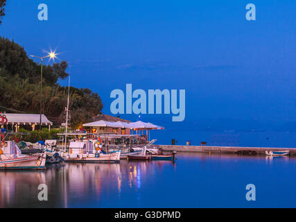 Bateaux dans un petit port près de Vlachernes monastère, Kanoni, Corfou, Grèce Banque D'Images