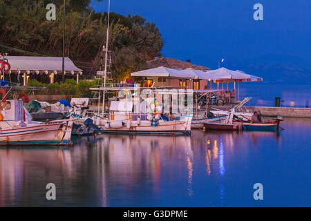 Bateaux dans un petit port près de Vlachernes monastère, Kanoni, Corfou, Grèce Banque D'Images