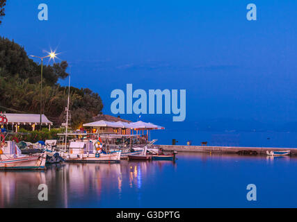 Bateaux dans un petit port près de Vlachernes monastère, Kanoni, Corfou, Grèce Banque D'Images