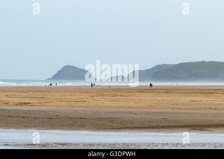 Plage de Perran à Rolvenden, situé à Cornwall avec Point dans l'arrière-plan. Banque D'Images