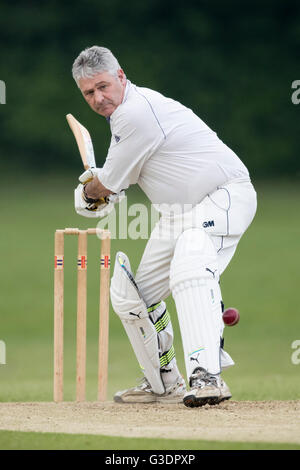 Batteur de cricket en action - Dorset, Angleterre, RU Banque D'Images