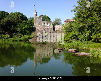 Château Belvedere et Turtle Pond dans Central Park, New York City Banque D'Images