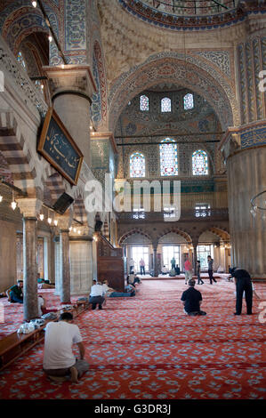 Les hommes prier à l'intérieur de mosquée Sultan Ahmed (également connu sous le nom de mosquée bleue),Istanbul Banque D'Images
