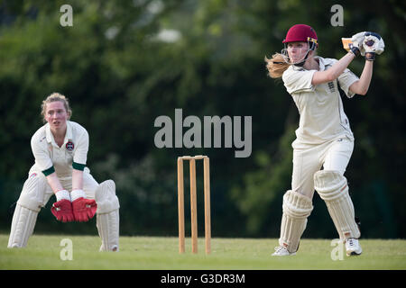 1er Maidens Marnhull XI vs Edinburgh University Women's de la XI Marnhull Maidens player en action. Banque D'Images