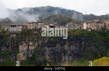 Castellfollit de la Roca est un village de la Garrotxa, dans la province de Gérone, Catalogne, Espagne Banque D'Images