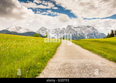 Route de campagne et les montagnes des montagnes des Alpes en Bavière Banque D'Images