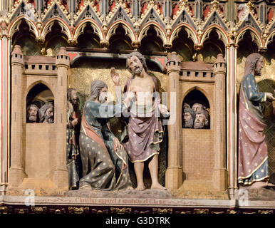 Sculpture en bois du Christ apparaissant à Saint Thomas l'Apôtre. Cathédrale de Notre Dame, Paris, France. Banque D'Images