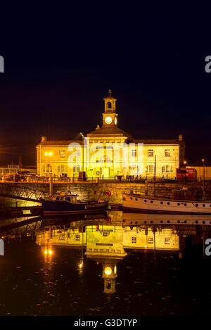 Ramsgate Maritime Museum reflète dans la marina, illuminé la nuit. Banque D'Images