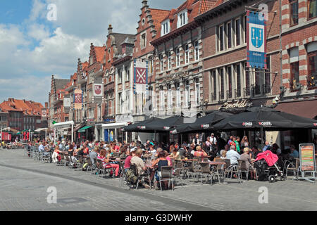 Cafés et restaurants de la Grand Place de Tournai, Hainaut, Belgique. Banque D'Images