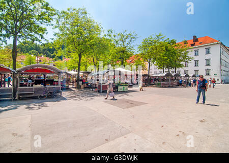 Ljubljana, Slovénie - juin 7, 2016 personnes à pied et faire du shopping dans le marché central de Ljubljana sur une journée ensoleillée Banque D'Images