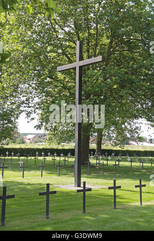 Mémorial croix centrale dans le cimetière de guerre allemand, Wingles Wingles, Nord-Pas de Calais, France. Banque D'Images