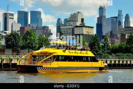 La ville de New York : un New York Water Taxi rempli de passagers quittant Pier 84 sur la rivière Hudso * Banque D'Images